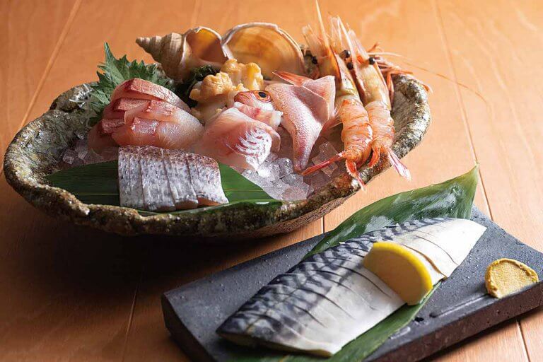 種類豊富な酒と名物の白モツ煮込みが自慢 新潟市万代に「かもせ屋」2号店 種類豊富な酒と名物の白モツ煮込みが自慢 新潟市万代に「かもせ屋」2号店