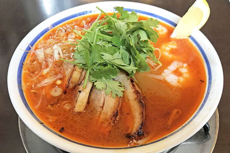 ラーメンの「いっとうや」でエスニックな一杯!?パクチーが色鮮やかなスパイシートムヤム麺 ラーメンの「いっとうや」でエスニックな一杯!?パクチーが色鮮やかなスパイシートムヤム麺