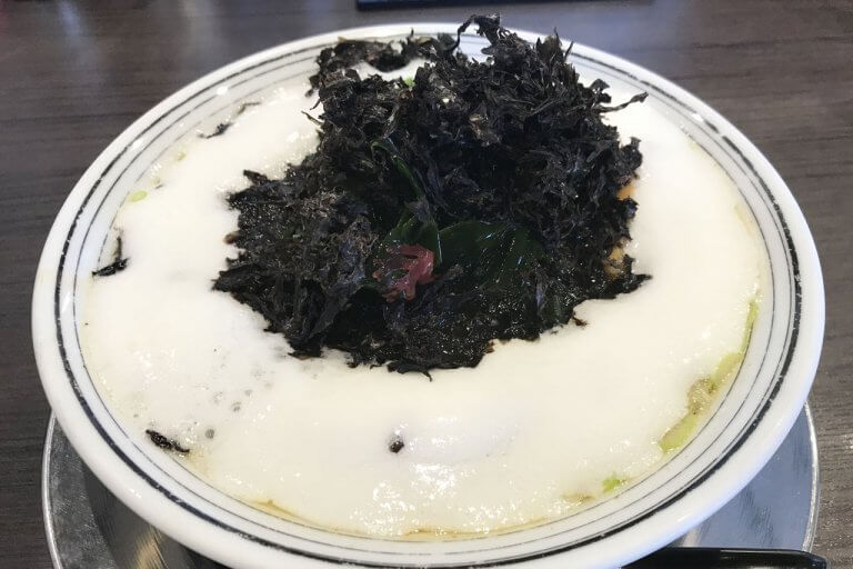 丼ぶりが真っ白な泡に覆われてる!? “減塩”なのに、物足りなさなし!「まっくうしゃ笹口店」の期間限定ラーメン 丼ぶりが真っ白な泡に覆われてる!? “減塩”なのに、物足りなさなし!「まっくうしゃ笹口店」の期間限定ラーメン