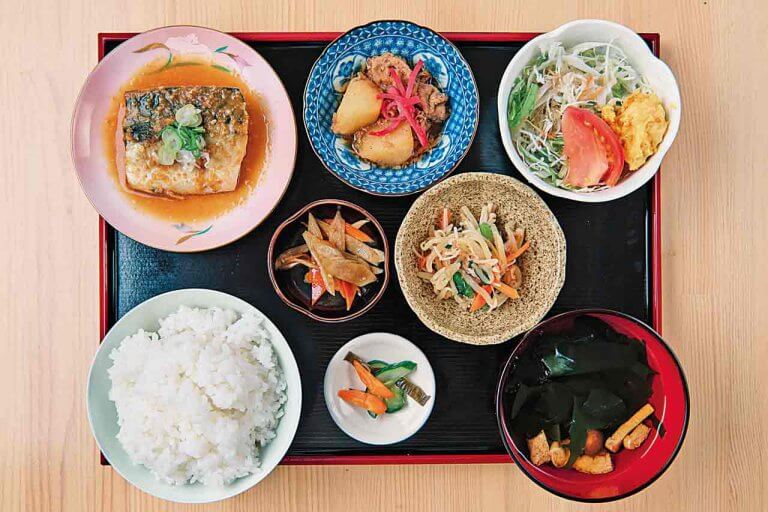 古町エリアに食堂新店 仕入れ状況で変わる日替わりメニューは野菜たっぷり、4〜5種を用意 古町エリアに食堂新店 仕入れ状況で変わる日替わりメニューは野菜たっぷり、4〜5種を用意