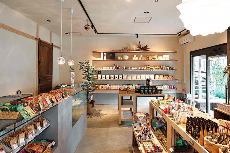 スタッフが厳選した国内外の珍しい食品を販売&イートインでも 「ciracasi」新潟市西区五十嵐中島にオープン スタッフが厳選した国内外の珍しい食品を販売&イートインでも 「ciracasi」新潟市西区五十嵐中島にオープン