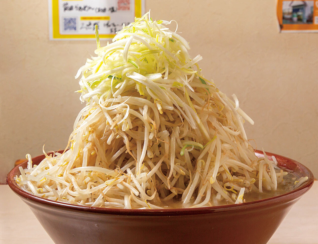 モヤシ2kg、麺4玉のデカ盛り！迫力・コスパにびっくりの「ジャンボ