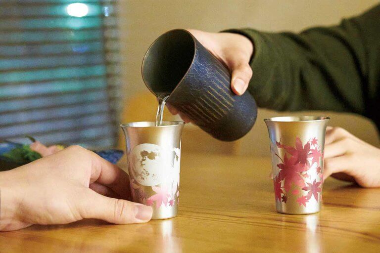 メイド・イン・燕の技術が光る 温度で色づく 「まどろむ酒器」が話題に メイド・イン・燕の技術が光る 温度で色づく 「まどろむ酒器」が話題に
