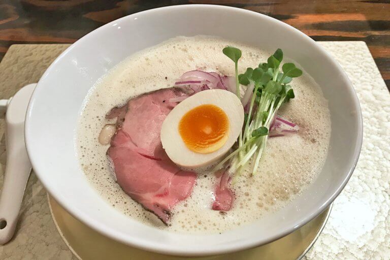濃厚白湯と和だしのバランスが絶妙な一杯。「鶏そば 縁道」の鶏そば食べてきた 濃厚白湯と和だしのバランスが絶妙な一杯。「鶏そば 縁道」の鶏そば食べてきた