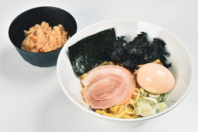 超極太麺×煮干酢が絡む!毎日食べられる油そばが看板「三代目麺屋 小松家」 新潟市中央区三和町にオープン 超極太麺×煮干酢が絡む!毎日食べられる油そばが看板「三代目麺屋 小松家」 新潟市中央区三和町にオープン