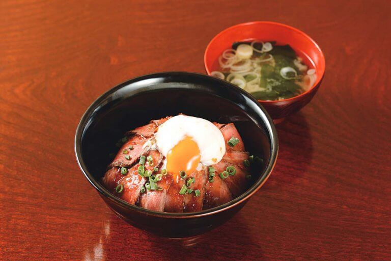 牛串と煮込 シロ/焼き肉店直営の味 居酒屋「シロ」でお肉メインの贅沢ランチがスタート! 牛串と煮込 シロ/焼き肉店直営の味 居酒屋「シロ」でお肉メインの贅沢ランチがスタート!