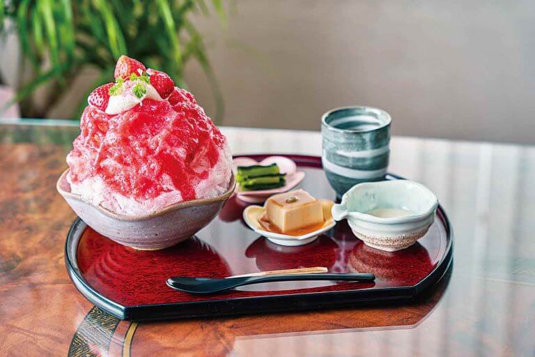 氷の中までシロップと果肉がたっぷり! よね蔵グループが手掛けるかき氷の店「氷 うめもと屋」が中央区川岸町にオープン 氷の中までシロップと果肉がたっぷり! よね蔵グループが手掛けるかき氷の店「氷 うめもと屋」が中央区川岸町にオープン