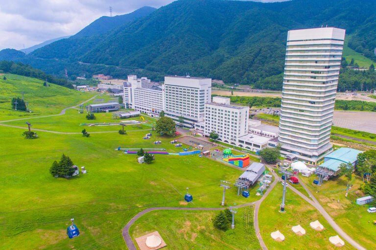 苗場スキー場の夏営業「苗場サマーパーク」がオープン! 家族で楽しめるのアクティビティ&新登場のトレッキングにも注目 苗場スキー場の夏営業「苗場サマーパーク」がオープン! 家族で楽しめるのアクティビティ&新登場のトレッキングにも注目