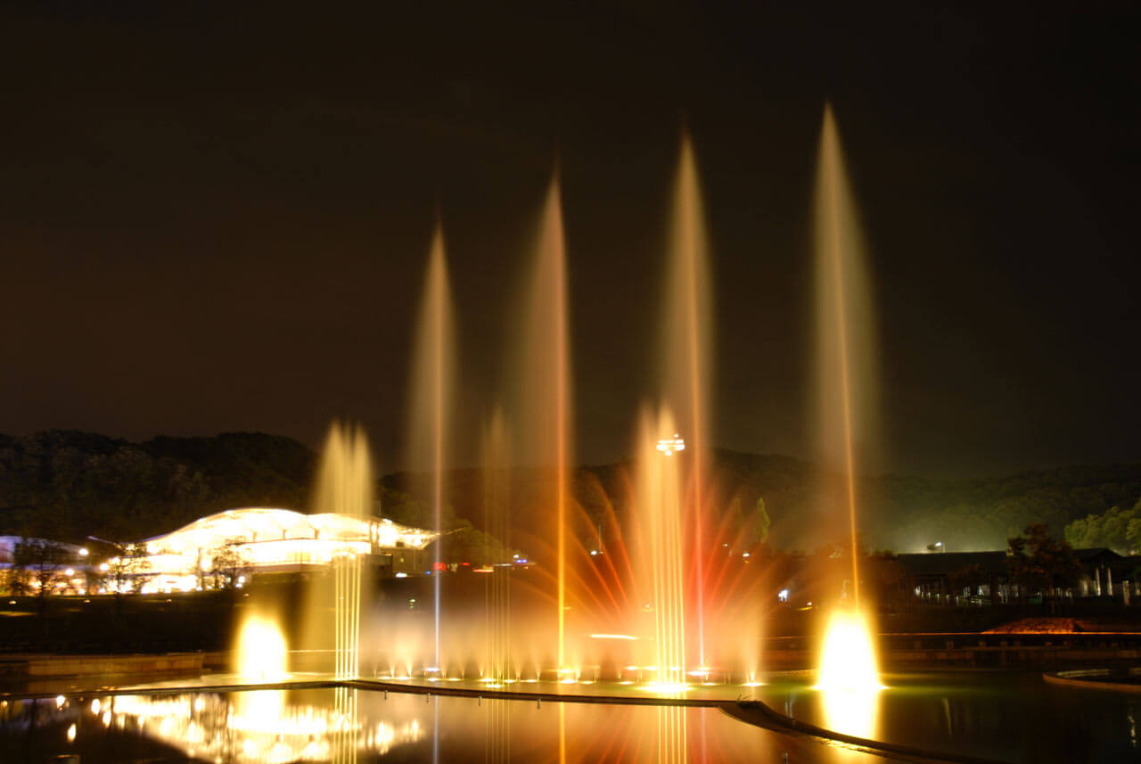 噴水のライトアップ、夜の芝ソリ 国営越後丘陵公園(長岡市)が夜間開園