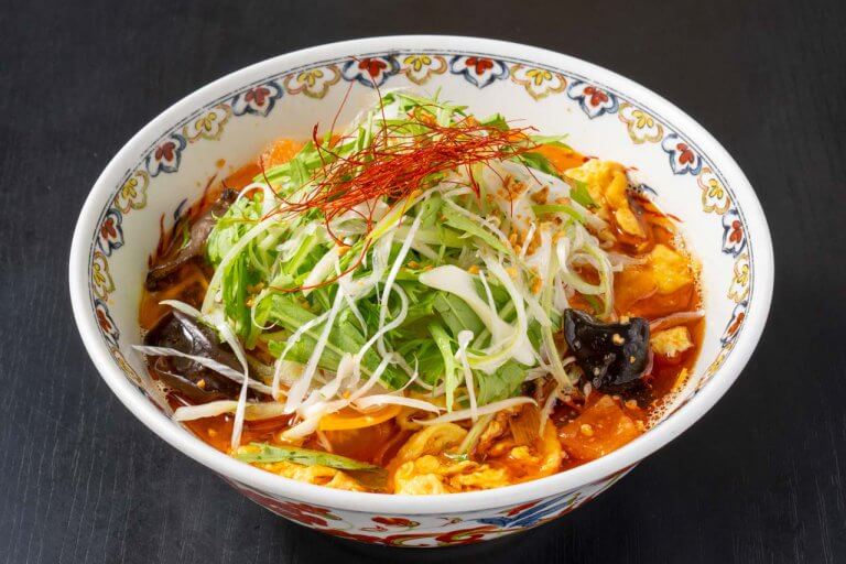 トマトの酸味とラー油の辛みが決め手!麺職 夷霧来(イムラ)の減塩メニュー「トマトとガーリックの酸辣麺」 トマトの酸味とラー油の辛みが決め手!麺職 夷霧来(イムラ)の減塩メニュー「トマトとガーリックの酸辣麺」
