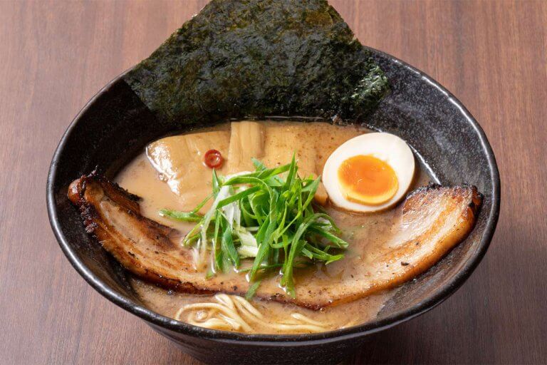 名物の極太炙りチャーシューと板メンマ入り!いっとうやの「かさね醤油」 新潟の人気ラーメンをお取り寄せ「宅配にいがた麺の市」 名物の極太炙りチャーシューと板メンマ入り!いっとうやの「かさね醤油」 新潟の人気ラーメンをお取り寄せ「宅配にいがた麺の市」