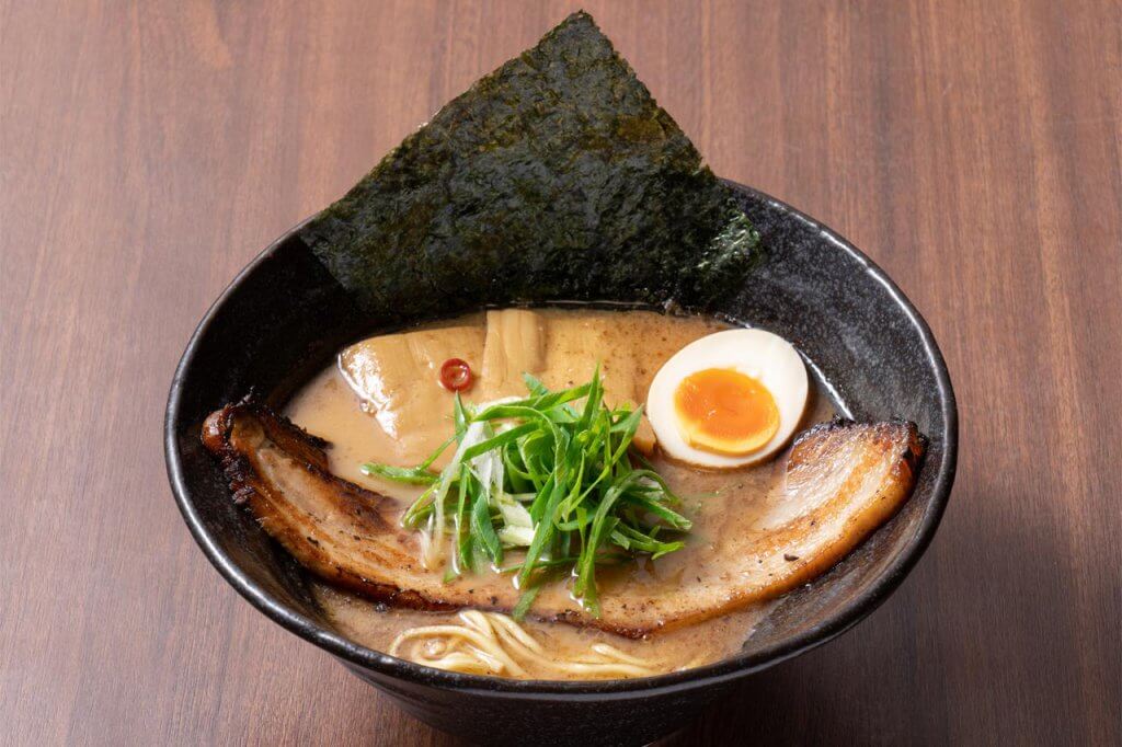 名物の極太炙りチャーシューと板メンマ入り！いっとうやの「かさね醤油