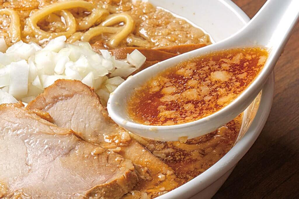 上質な背脂と煮干しダシが絶妙な一杯！酒麺亭 潤 燕総本店「中華そば