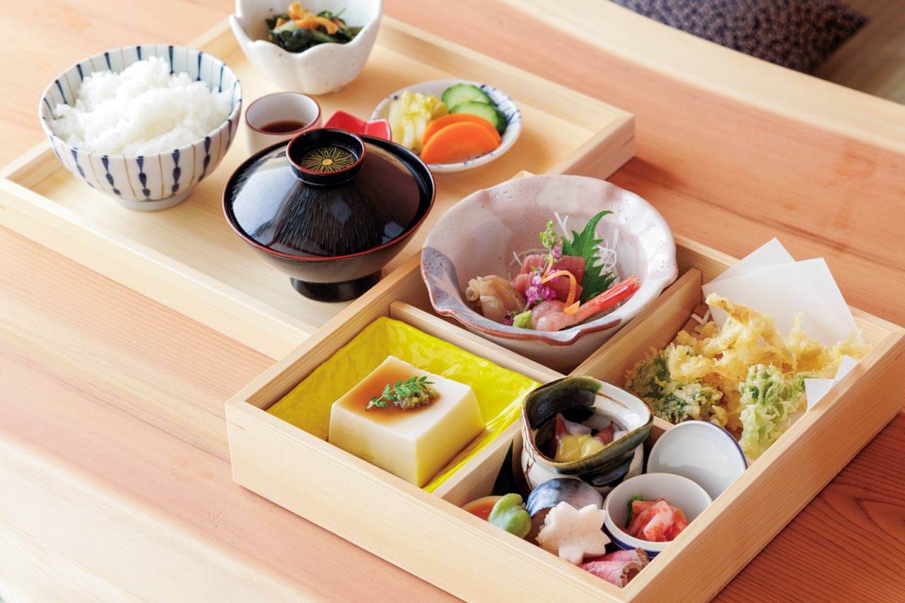 職人技が光る美しい松花堂弁当をリーズナブルに！カフェ感覚で利用