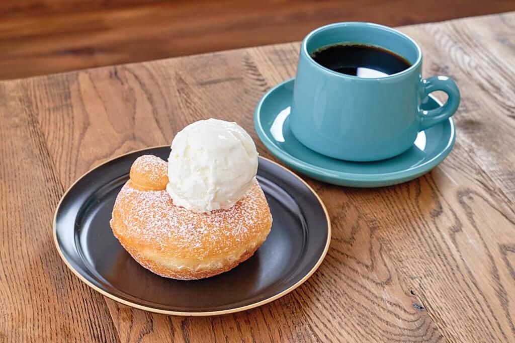 厳選豆のコーヒーと季節限定フレーバーも登場する自家製ドーナツが魅力