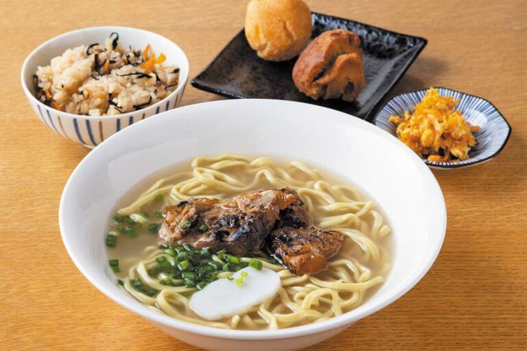 自家製スープのソーキそばを提供　沖縄そば専門店「かふーがーでん」新潟市紫竹山にオープン