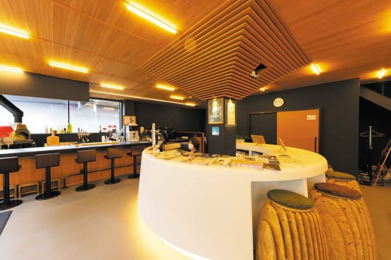 松之山温泉「里山ビジターセンター」がカフェ&バーを併設してリニューアル　薪窯で作るピザや温泉熱を利用したメニューにも注目