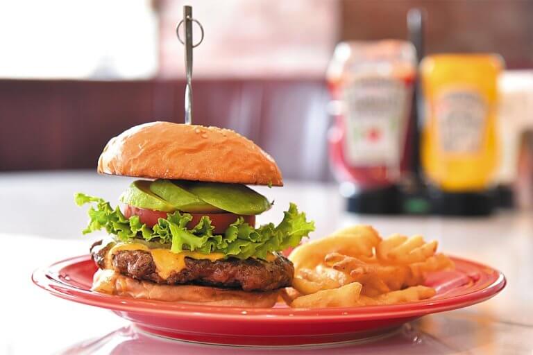 アメリカンビーフ100％のパティが自慢！本場の雰囲気を追求したハンバーガーショップ「THE US BURGER」万代エリアにオープンの写真1