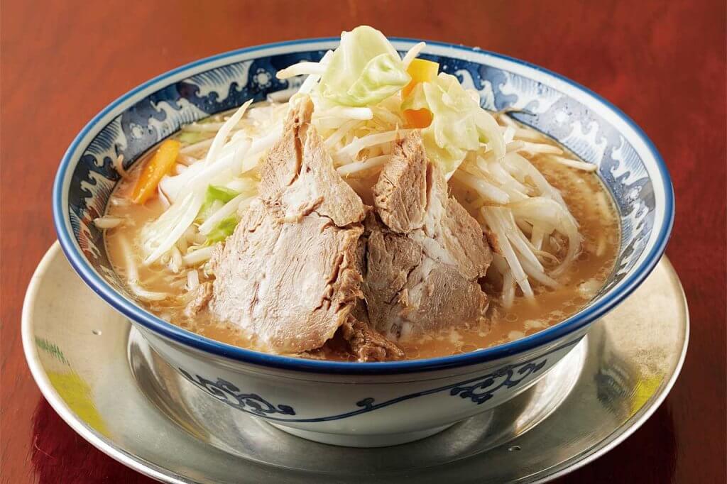 そびえたつ1キロの野菜に驚愕！居酒屋からデカ盛り系ラーメン店へ大胆