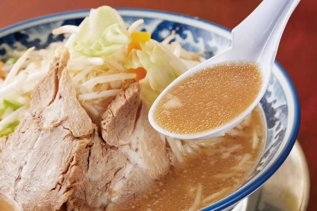 そびえたつ1キロの野菜に驚愕！居酒屋からデカ盛り系ラーメン店へ大胆