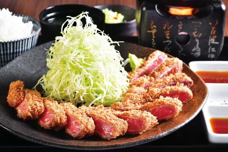 霜降り牛のみを贅沢に使った牛レアカツが看板！「ビーフ角田（ツノダ