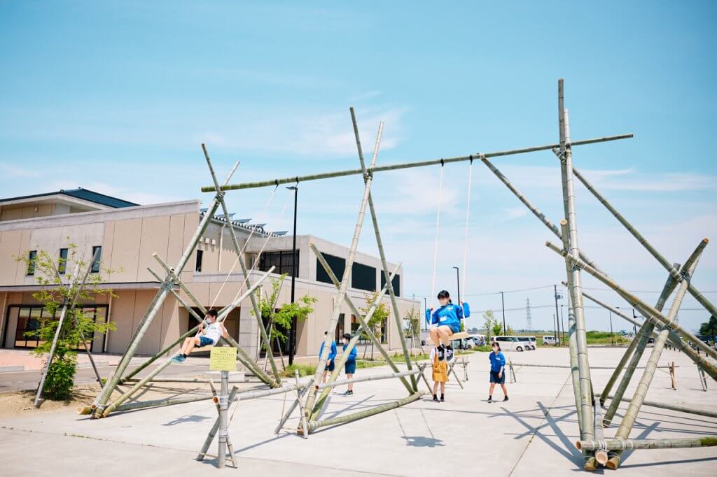 高さ6メートルの巨大竹製ブランコ「たがみバンブーブランコ」今年も道