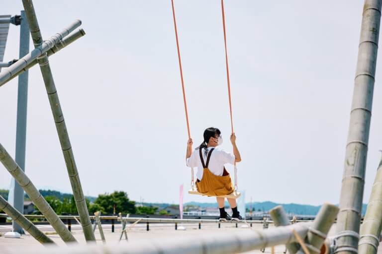 高さ6メートルの巨大竹製ブランコ「たがみバンブーブランコ」今年も道