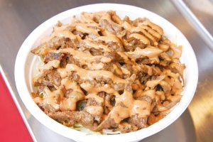 キッチンカーのケバブ専門店が万代に実店舗をオープン！「MiRAi KEBAB