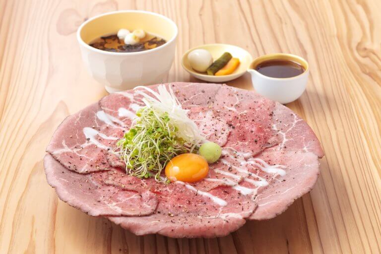肉が丼を覆うローストビーフ丼が名物！「おだいどころさくたろう」新発田市にオープン