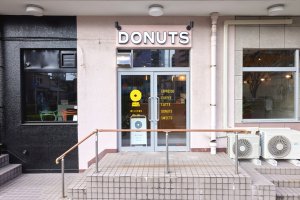 もちもち食感のカラフルなドーナツにワクワク！「HOWDY DONUTS