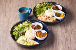 トレンチ、ランチ、定食など10枚 ヘルシーな日替わりランチプレートが魅力のカフェ「＋Thanks．（プラス