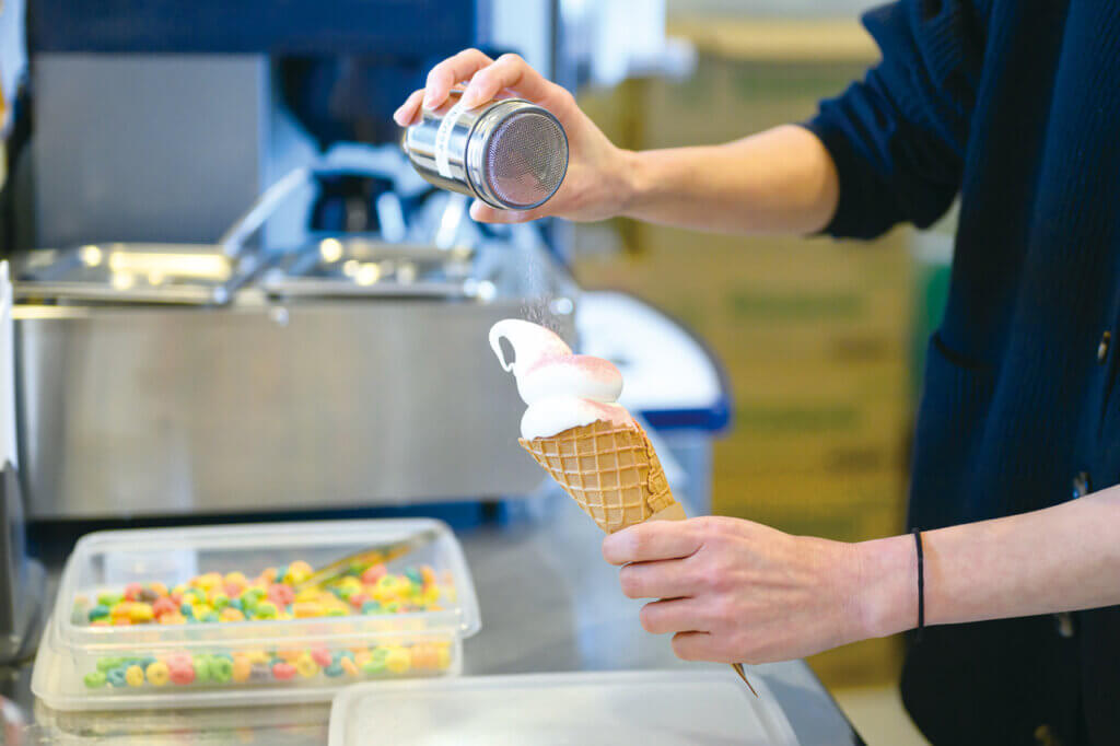 弥彦の大鳥居近くにソフトクリーム専門店がオープン！「雨のち虹 」15