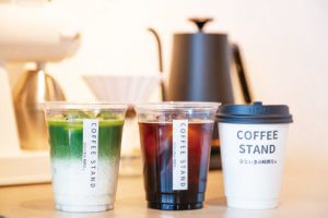 �u���̉w �L�h�v���ɁuCOFFEE STAND �ЂƂ����̎��Ԃ��B�v�a���I �X���Ă��̎��Ɛ��p�����g�����T���h���j���[���L�x�̃��C���摜