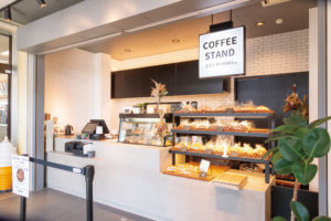 �u���̉w �L�h�v���ɁuCOFFEE STAND �ЂƂ����̎��Ԃ��B�v�a���I �X���Ă��̎��Ɛ��p�����g�����T���h���j���[���L�x�̉摜2