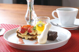 �n�Y�H�ނ̃J�W���A���t�����`�uFORBLE Forest��Beach Table�v����z�s�Ɂ@�C�𒭂߂Ȃ�������ɐ�ۂ̉摜4