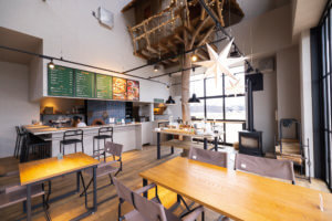 �q�Ă��s�U�Ǝ��������R�[�q�[�̂��X�uJOHNNY CAFE�v����z�s�Ɂ@�A�E�g�h�A�X�^�C���Ŗ{�i�i�|���s�U�𖡂���Ẳ摜6