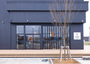 �q�Ă��s�U�Ǝ��������R�[�q�[�̂��X�uJOHNNY CAFE�v����z�s�Ɂ@�A�E�g�h�A�X�^�C���Ŗ{�i�i�|���s�U�𖡂���Ẳ摜2