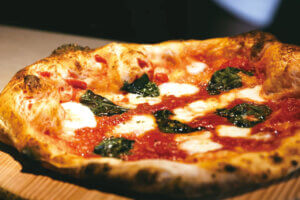 �q�Ă��s�U�Ǝ��������R�[�q�[�̂��X�uJOHNNY CAFE�v����z�s�Ɂ@�A�E�g�h�A�X�^�C���Ŗ{�i�i�|���s�U�𖡂���Ẵ��C���摜