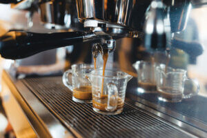 �q�Ă��s�U�Ǝ��������R�[�q�[�̂��X�uJOHNNY CAFE�v����z�s�Ɂ@�A�E�g�h�A�X�^�C���Ŗ{�i�i�|���s�U�𖡂���Ẳ摜5