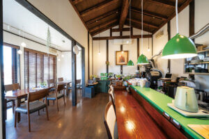 �A���ƃJ�G���Ɉ͂܂��J�t�F�uFinder Coffee�v���V���c�s�Ɉړ]�@�z150�N�̌Ö��ƂŃR�[�q�[��{��؂̃����`���̉摜4