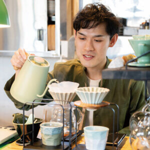 �A���ƃJ�G���Ɉ͂܂��J�t�F�uFinder Coffee�v���V���c�s�Ɉړ]�@�z150�N�̌Ö��ƂŃR�[�q�[��{��؂̃����`���̉摜6