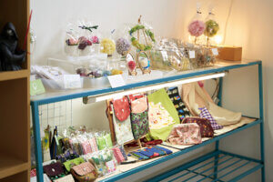 �}�����ƕی����̋@�\�����˔������R�~���j�e�B�[�X�y�[�X�u�Ȃ��܂�Base�v�V���s�k��ɒa���̉摜4