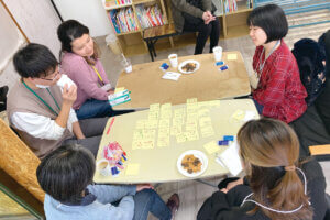 �}�����ƕی����̋@�\�����˔������R�~���j�e�B�[�X�y�[�X�u�Ȃ��܂�Base�v�V���s�k��ɒa���̉摜6