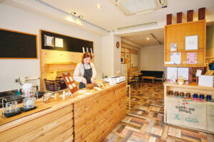 �̂ɗD�����Ă��َq�ƃX�y�V�����e�B�R�[�q�[�̂��X�uCoffee Stand Me time�v�������ʂɁ@�I���W�i���u�����h�̔̔����̉摜5