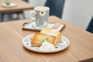 �V�t�H���P�[�L�����̃J�t�F�uBLUE HOUSE 2001�v���j�l���΂ɃI�[�v���@�C���C���[�W�����u�₩�ȋ�Ԃɂ����ځI�̃��C���摜