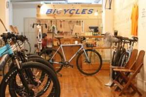 ���]�Ԃ��g��炵�̑��_�h�ɁB�Ò��G���A�Ɏ��]�Ԃ̐������̔��̓X�uBICYCLES�i�o�C�V�N���Y�j�v�I�[�v���I�̃��C���摜