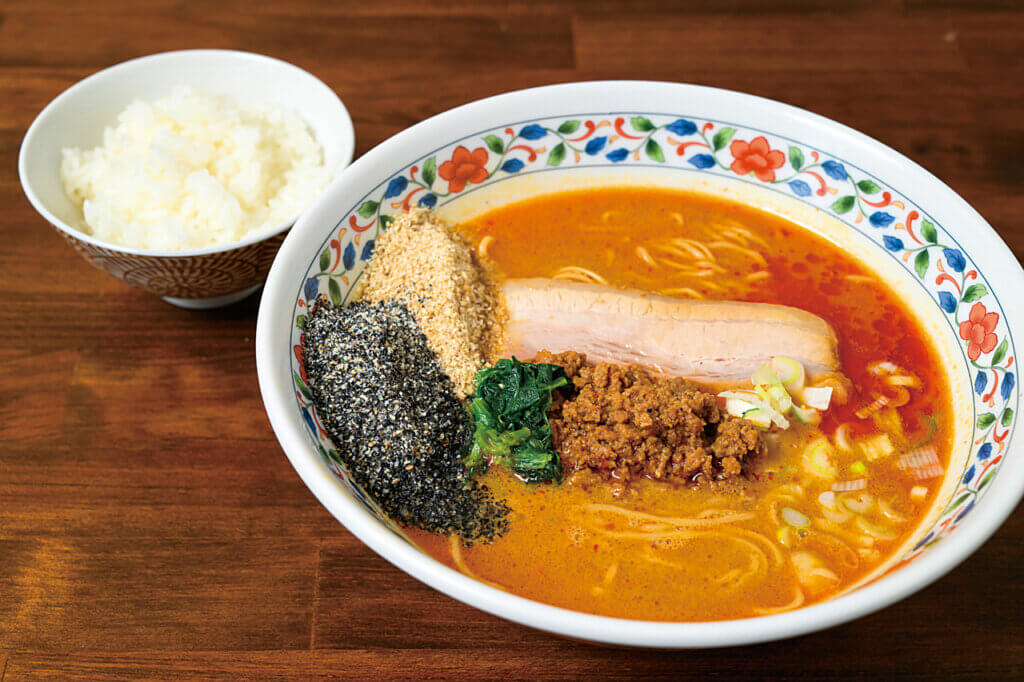 10種の卓上スパイスで濃厚スープを自分好みの味に「麺処 いずも屋 見附