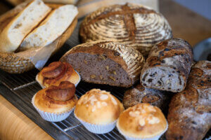 �O���s�ɂʂ����肠�ӂ��x�[�J���[���a���uaqui�i�A�L�j�v�f�p�ȃp���œ���̐H��ɍʂ���̃��C���摜