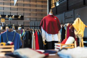 �ܐ�j�b�g�̃��[�J�[�����X�uSAIFUKU SHOP�v���ܐ�s����ɃI�[�v���I�o�b�O��u���[�`�Ȃǃj�b�g�������̃��C���摜