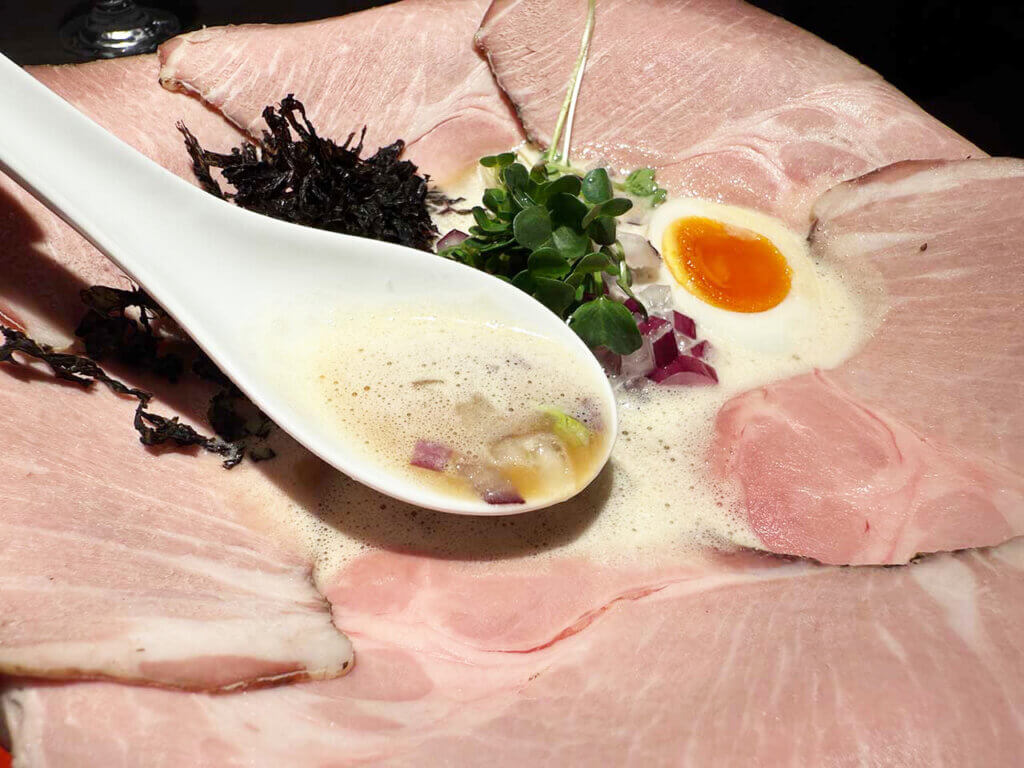 4/1にオープンしたばかり！期待の新店「鶏そば 縁道 煮干別邸」で泡